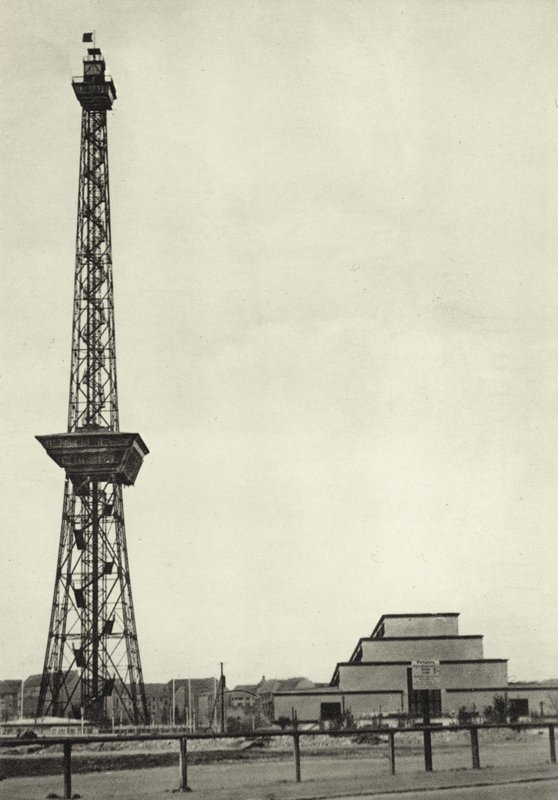 Berlin: radiotorn och radiohall; Broadcasting Station (s/v foto) av Sasha Stone