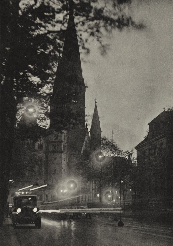 Berlin: Kaiser Wilhelm-Gedachtniskirche; Emperor William Memorial Church (s/v foto) av Sasha Stone