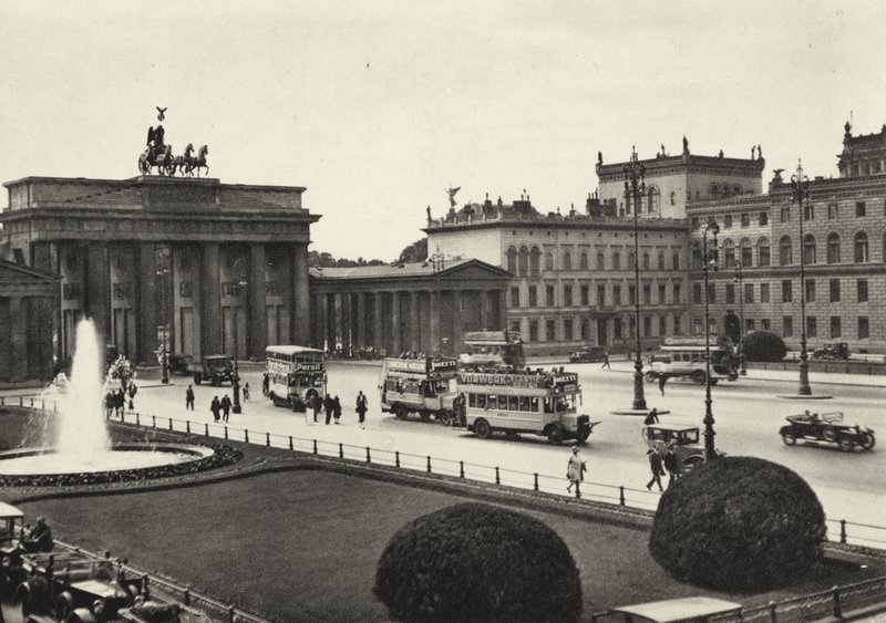 Berlin: Pariser Platz (s/v foto) av Sasha Stone