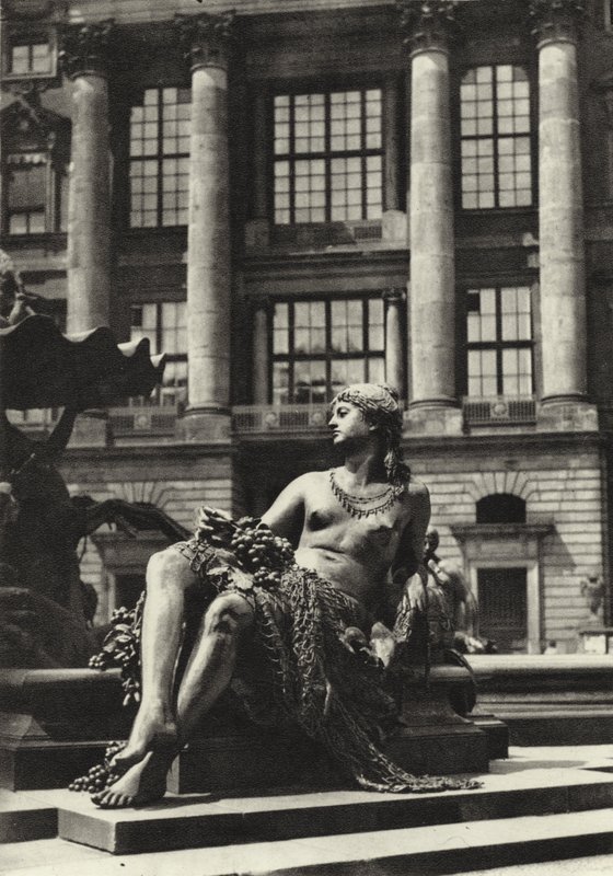 Berlin: Partie vom Schlossbrunnen; Detalj av R Castle Fountain (s/v foto) av Sasha Stone