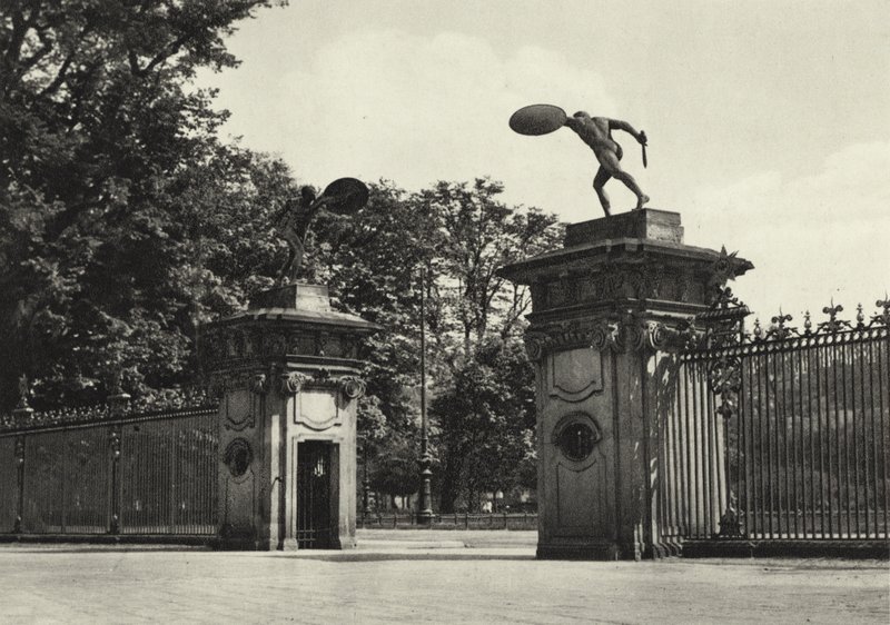 Berlin: Slottet Charlottenburg, ingång; Charlottenburg Palace, entré (s/v foto) av Sasha Stone