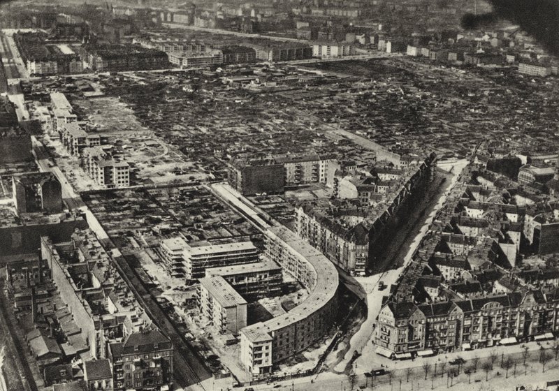 Berlin: Schonlankerstrasse, bostadshus; Bostadshus (s/v foto) av Sasha Stone