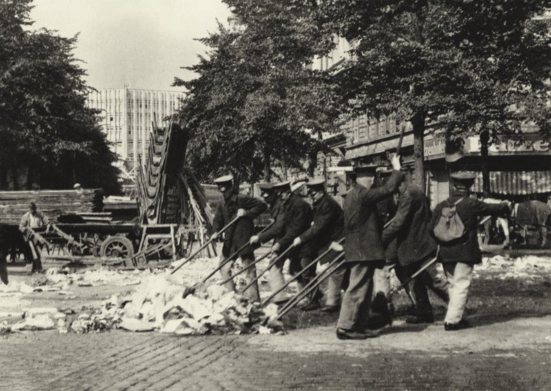 Berlin: Strassenfeger am Wittenberg-Platz; Street Sweepers på Wittenberg Platz (s/v foto) av Sasha Stone