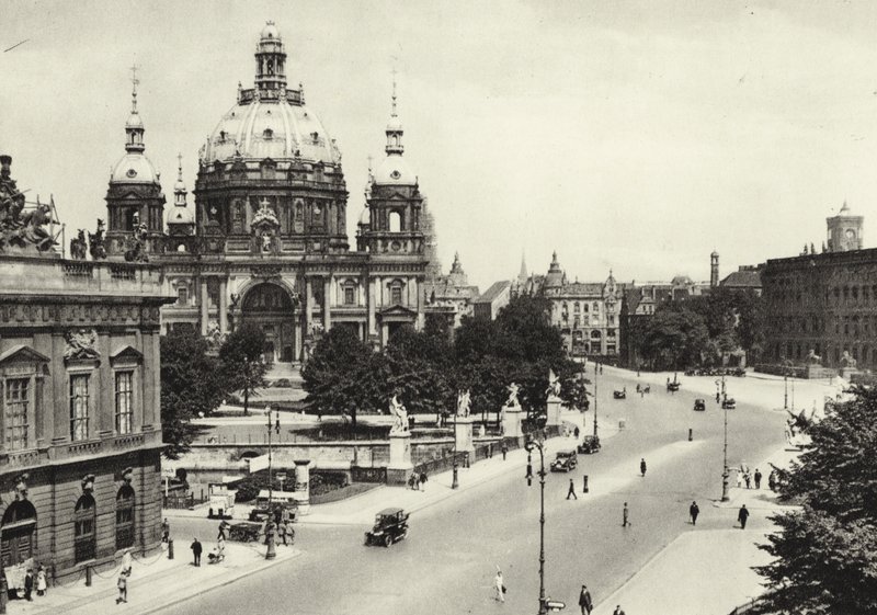 Berlin: Vor der Schlossbrucke; Framför Palace Bridge (s/v foto) av Sasha Stone