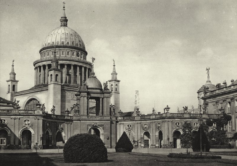 Potsdam, stadspalats, utsikt över Nikolaikirche; Stadspalatset, utsikt över St Nicholas (s/v foto) av Sasha Stone