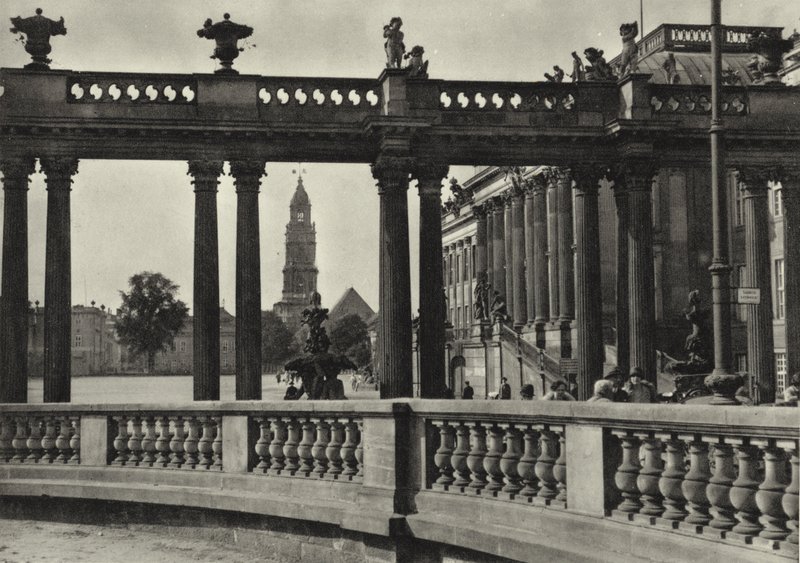 Potsdam, Stadtschloss, Kolonnaden an der Havel; Town Palace, Colonnades on the Havel (s/v foto) av Sasha Stone