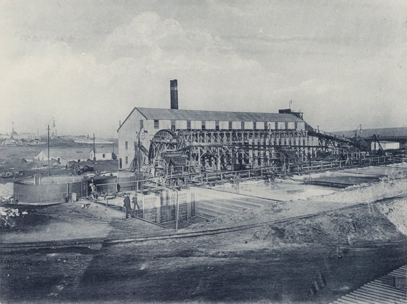 City and Suburban Gold Mining Company, New Battery and Cyanide Works (s/v foto) av South African Photographer