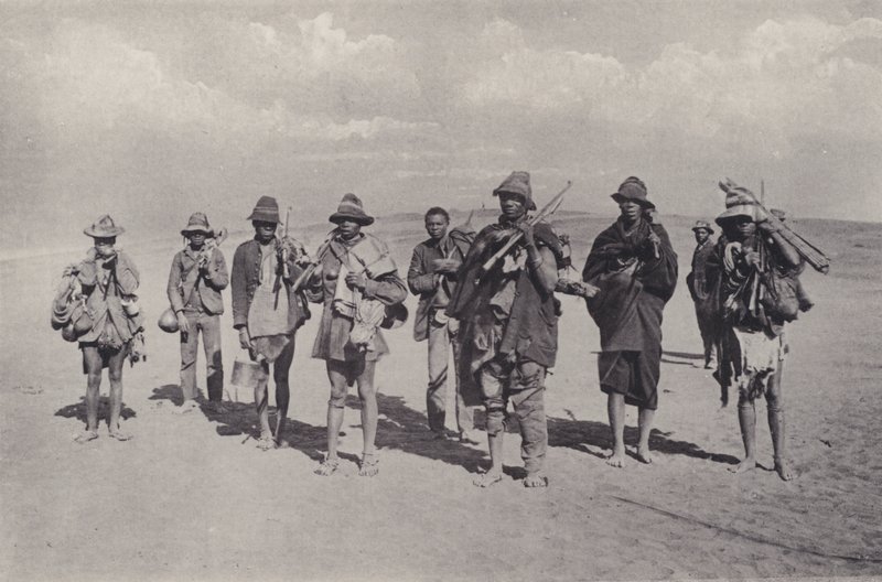 Kafirs återvänder från jobbet (s/v foto) av South African Photographer