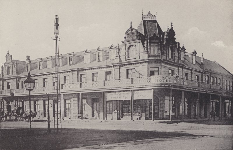 The Grand National Hotel (s/v foto) av South African Photographer