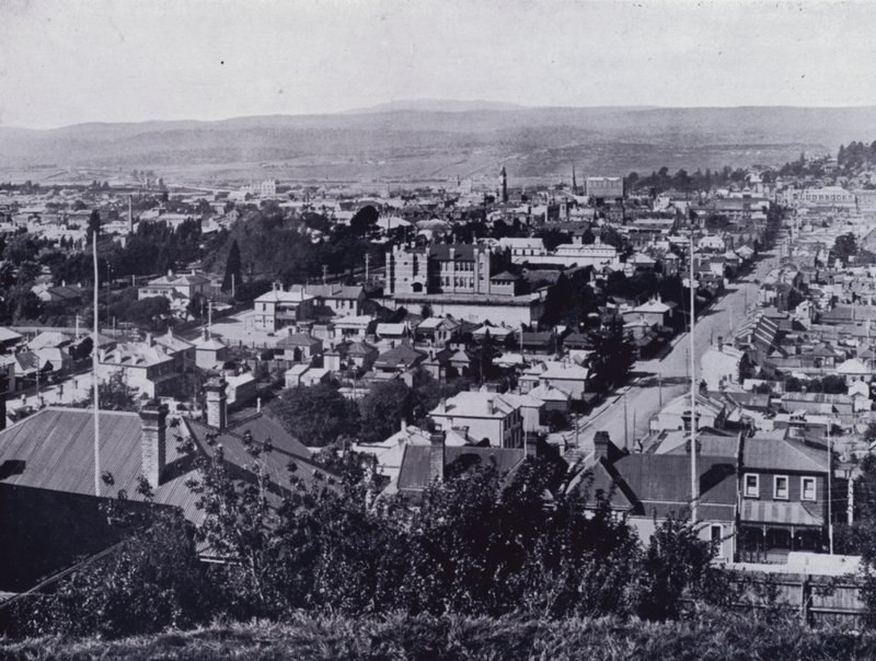 Launceston: Utsikt från Upper Brisbane Street, med utsikt över Brisbane och Paterson Streets, State High School i centrum (s/v foto) av Stephen Spurling