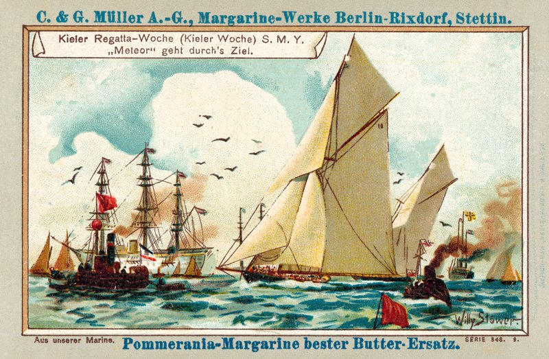 Kaisers yacht Meteor korsar mållinjen under Kiel Week-regattan (chromolitho) av Stoewer Willy