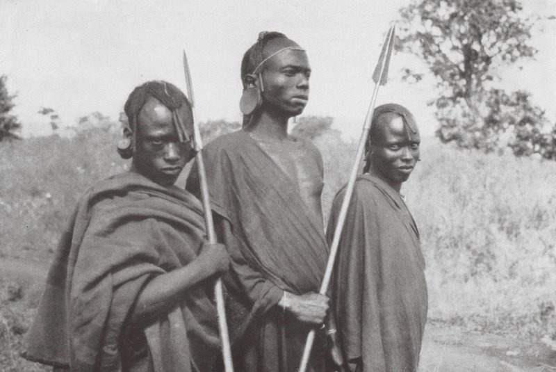 Kikuyus från Brittiska Östafrika (svartvitt foto) av Walter Mittelholzer