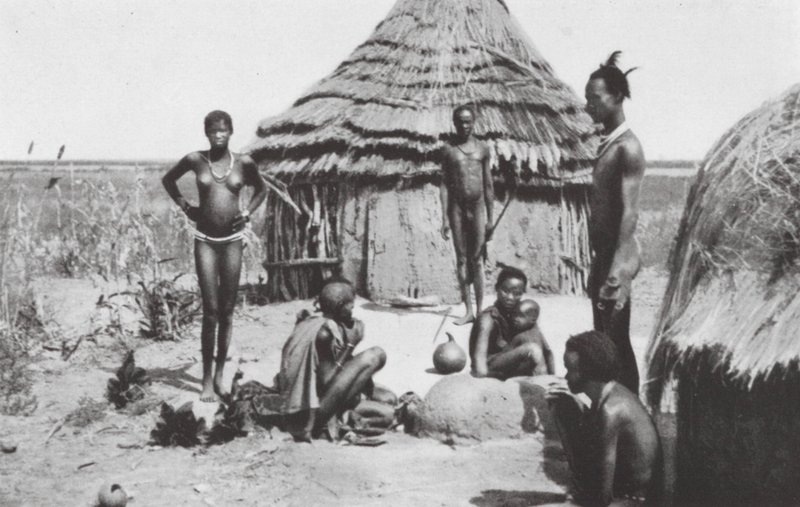 Negroidyll vid Abwong (svartvitt foto) av Walter Mittelholzer