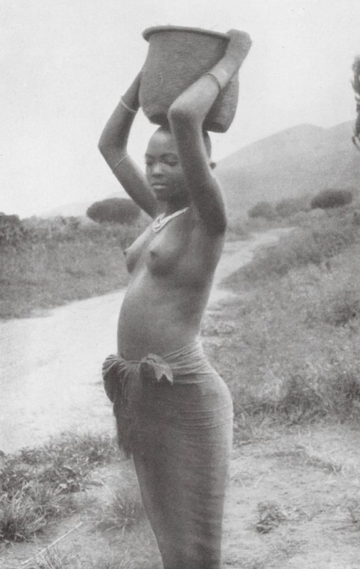 Vattenbärare från norra delen av Östafrika (svartvitt foto) av Walter Mittelholzer