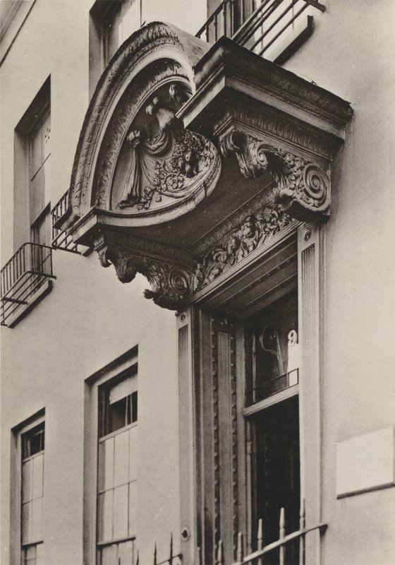 Doorway, 9, Grosvenor Road, London (s/v foto) av William Galsworthy Davie