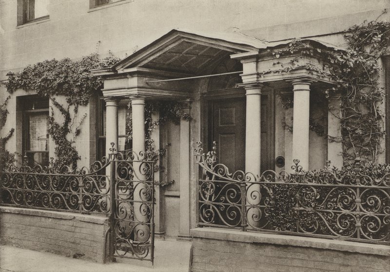 Doorway, Arcaded Porch at Wimborne, Dorset (s/v foto) av William Galsworthy Davie