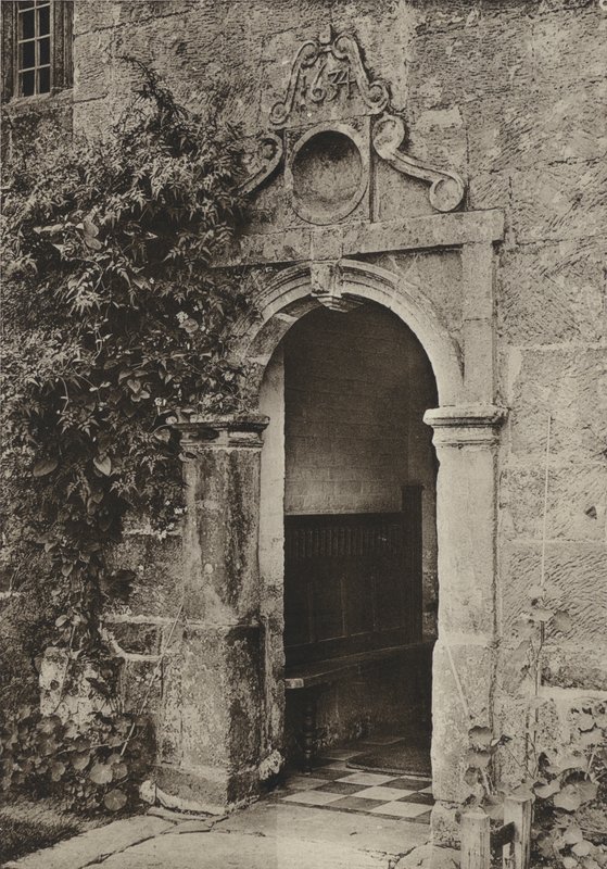 Doorway, "Batemans," Burwash, Sussex (s/v foto) av William Galsworthy Davie