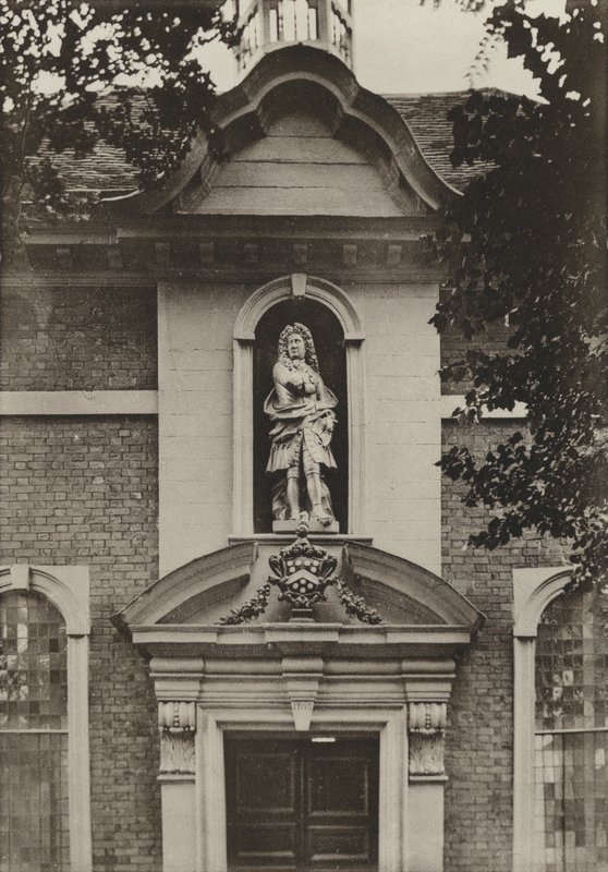 Doorway, Berkeley Almshouses, Worcester (s/v foto) av William Galsworthy Davie