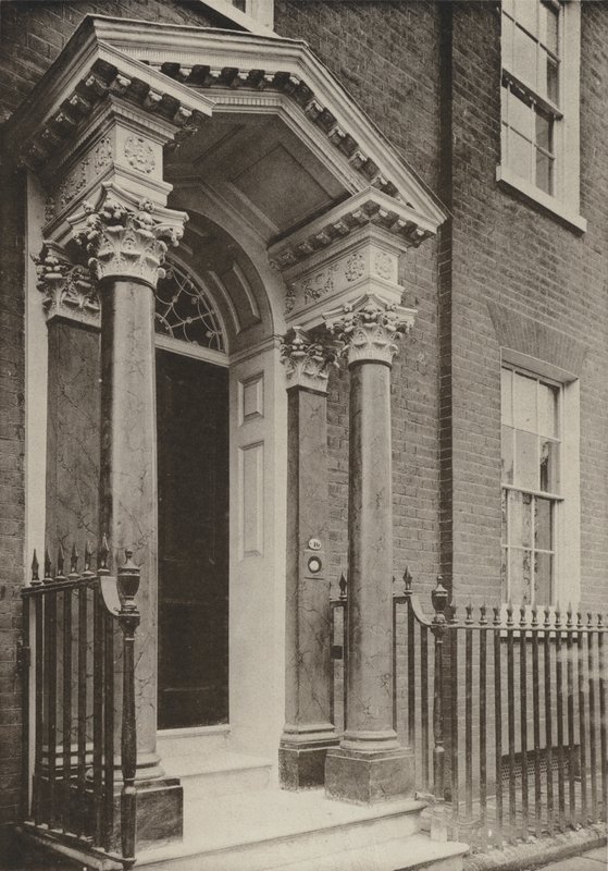 Doorway, Brighton Road, Reigate, Surrey (s/v foto) av William Galsworthy Davie