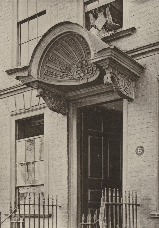 Dörröppning, Bristol (svart/vitt foto) av William Galsworthy Davie