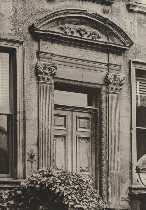Doorway, Chipping Campden, Gloucestershire (s/v foto) av William Galsworthy Davie