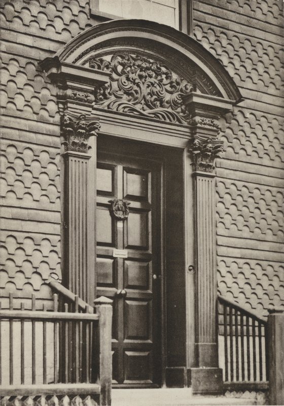 Doorway, Cranbrook, Kent (s/v foto) av William Galsworthy Davie