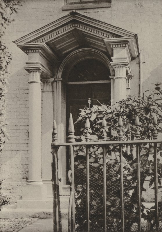 Doorway, Cranbrook, Kent (s/v foto) av William Galsworthy Davie
