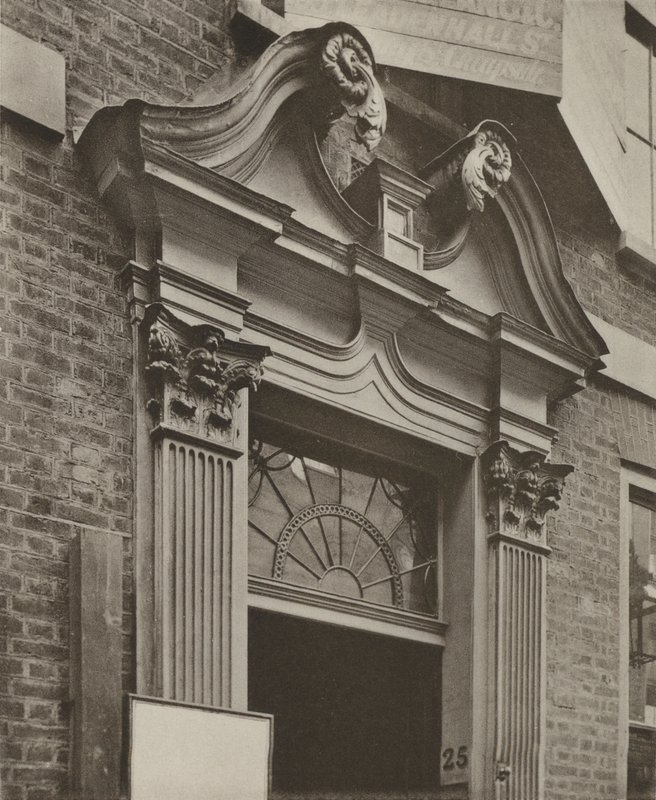 Doorway, Crutched Friars, London (s/v foto) av William Galsworthy Davie