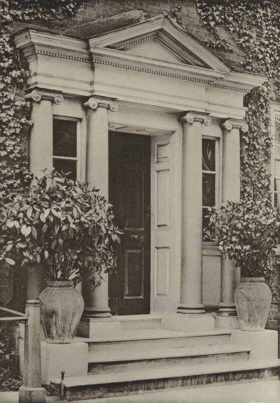 Doorway, East Pallant, Chichester (s/v foto) av William Galsworthy Davie