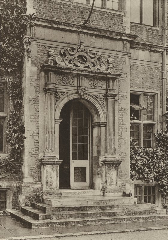 Doorway, In the Court, Hatfield House (s/v foto) av William Galsworthy Davie
