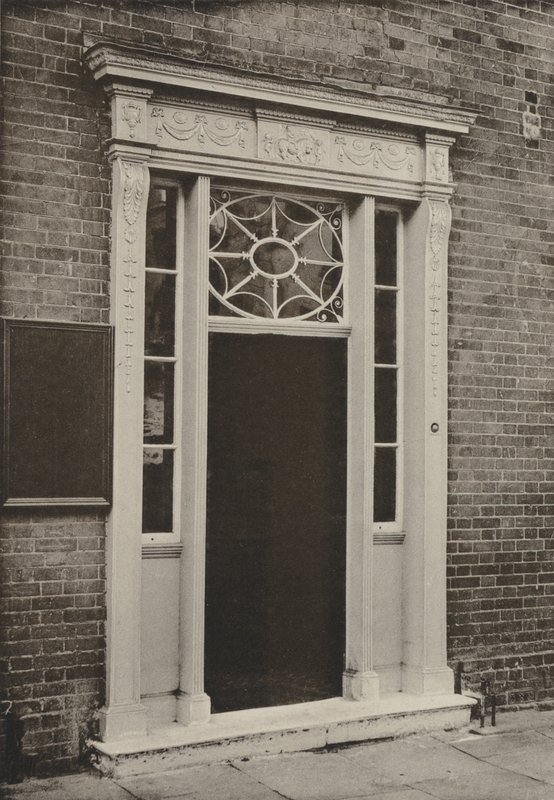 Doorway, Newbury, Berks (s/v foto) av William Galsworthy Davie