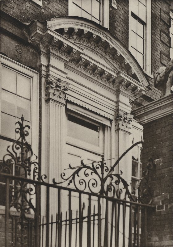 Doorway, North Pallant, Chichester (s/v foto) av William Galsworthy Davie