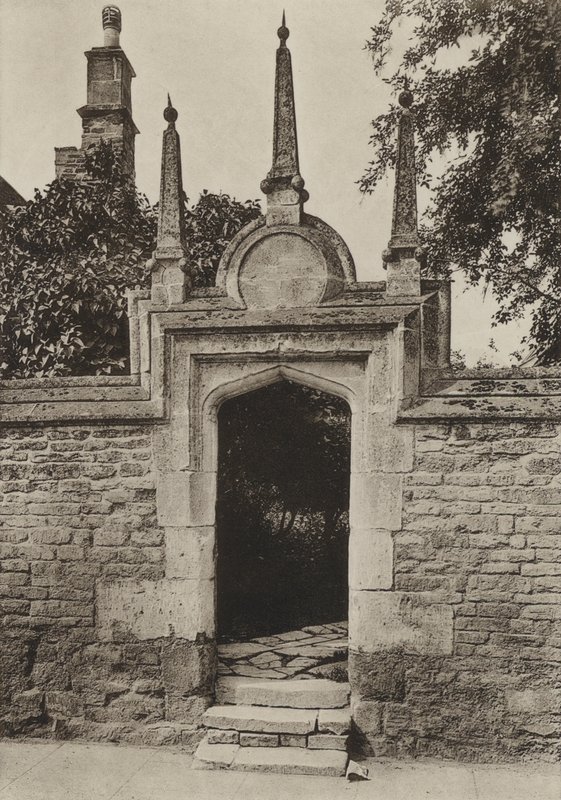 Doorway, Paynis Almshouses, Oundle (s/v foto) av William Galsworthy Davie