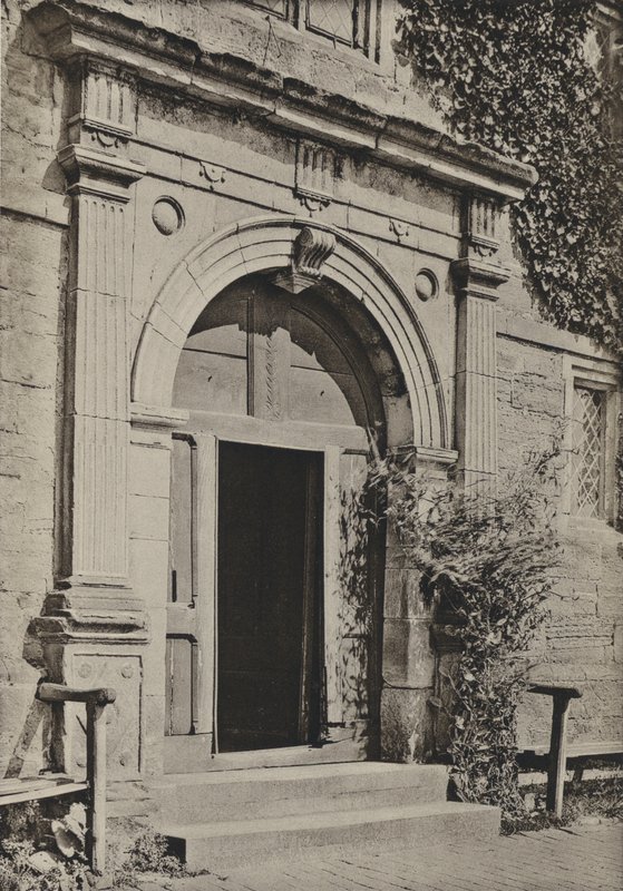 Doorway, Sackville College, East Grinstead (s/v foto) av William Galsworthy Davie