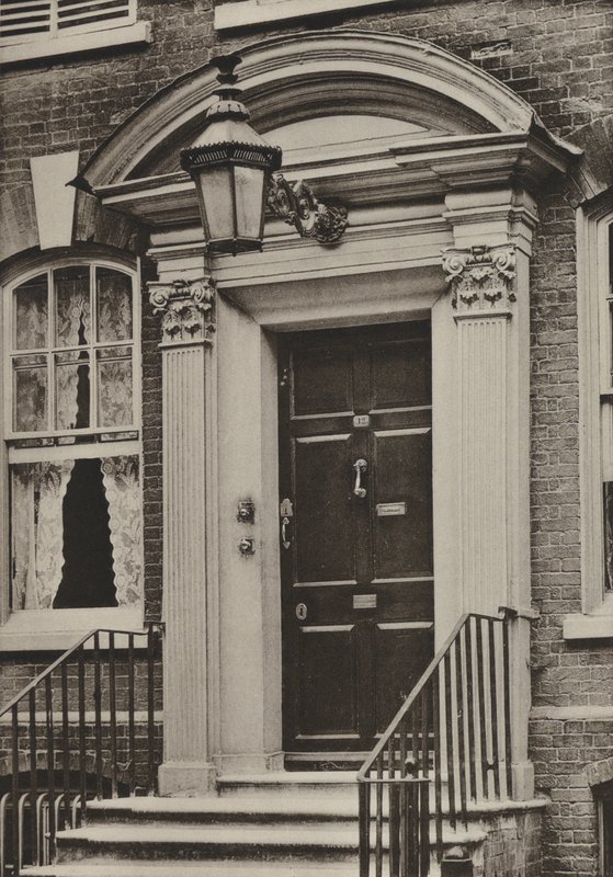 Doorway, Southgate Street, Winchester (s/v foto) av William Galsworthy Davie