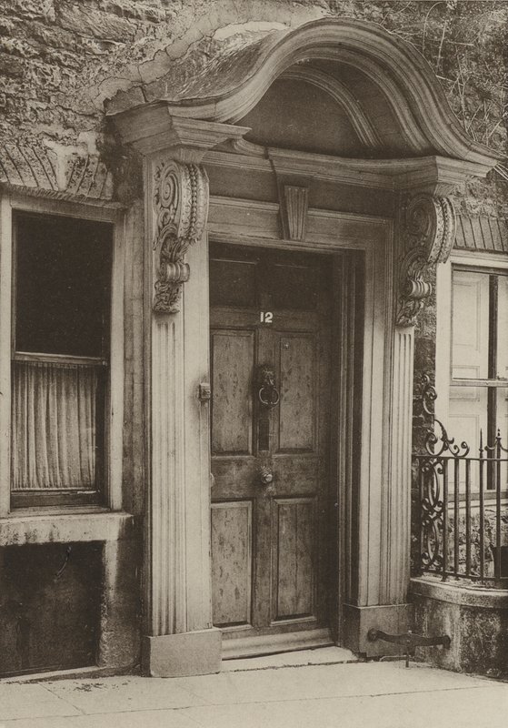 Doorway, Stamford, Northants (s/v foto) av William Galsworthy Davie