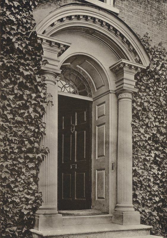 Doorway, Steyning, Sussex (s/v foto) av William Galsworthy Davie