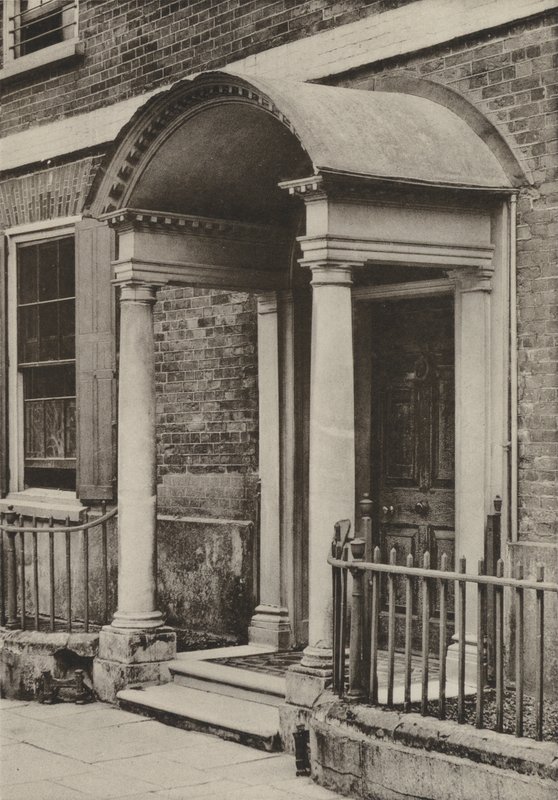 Doorway, The Close, Salisbury, Wilts (s/v foto) av William Galsworthy Davie