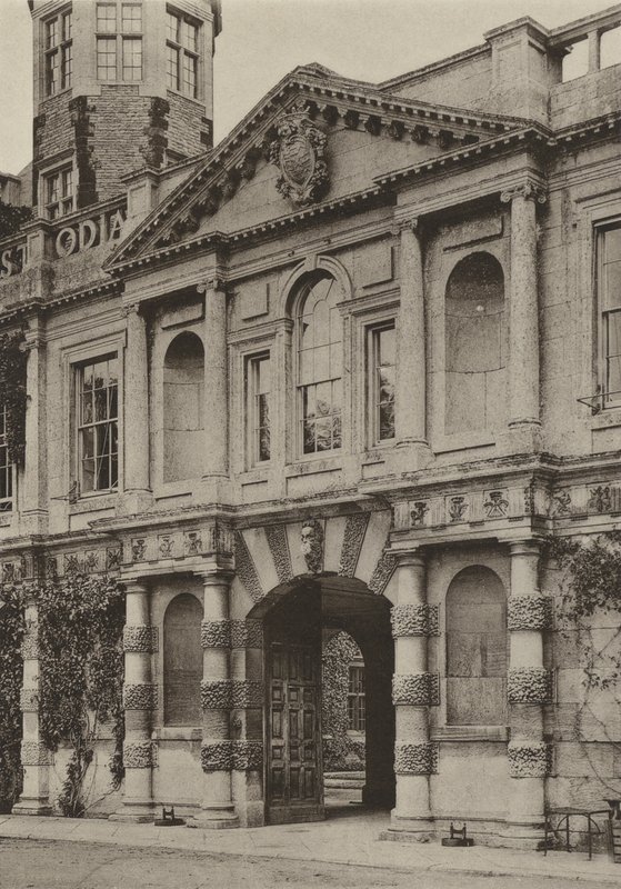 Doorway, The Gateway, Castle Ashby, Northants (s/v foto) av William Galsworthy Davie