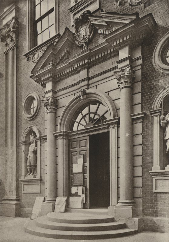 Doorway, The Guildhall, Worcester (s/v foto) av William Galsworthy Davie
