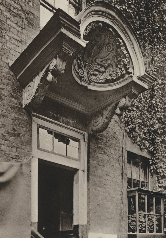 Doorway, The Manor House, Bermondsey, London (s/v foto) av William Galsworthy Davie