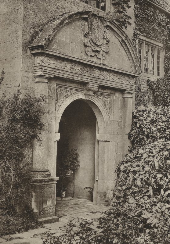 Doorway, The Manor, Upper Swell, Gloucestershire (s/v foto) av William Galsworthy Davie