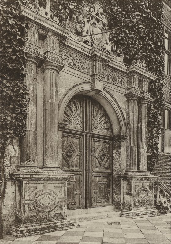 Doorway, The North Doorway, Hatfield House, Herts (s/v foto) av William Galsworthy Davie