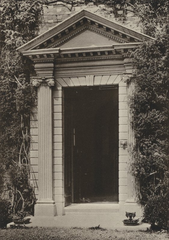 Doorway, The Vicarage, Hailsham, Sussex (s/v foto) av William Galsworthy Davie