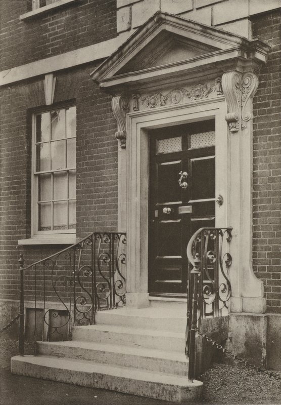 Doorway, Wimborne, Dorset (s/v foto) av William Galsworthy Davie