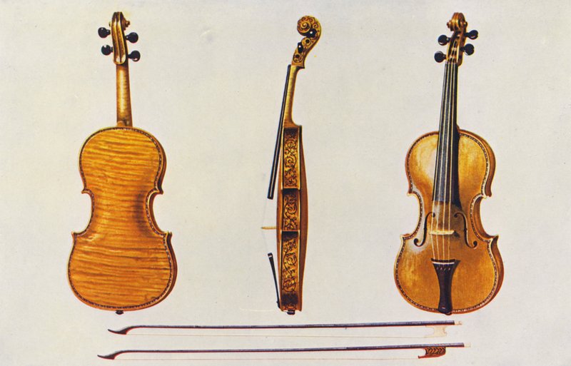 Musikinstrument: Violin, Hellier Stradivarius, och två gamla flöjtbågar (färglitografi) av William Gibb