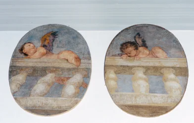 Två bevingade putti klättrar över en balustrad, rundlar från sakristian (fresk)
