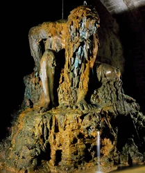 Apenninska kolossen, fri tolkning av ett verk av Giambologna (1529-1608) för arkitekten Bernardo Buontalenti (omkring 1531-1608) i Villa Demidoffs trädgård i Toscana, Italien