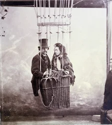 Fotografiskt porträtt av fotografen och aerostatpiloten Felix Tournachon dit Nadar (1820-1910) och hans fru poserar i en ballongkorg