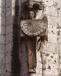 Gotisk konst: ""Representation of the Angel on the Dial" Skulptur från 1900-talet efter ett original från 1500-talet bevarat i kryptan, sydvästra hörnet av Basilica Notre Dame de Chartres (Eure et Loir) (ängel med solur) , katedralen N